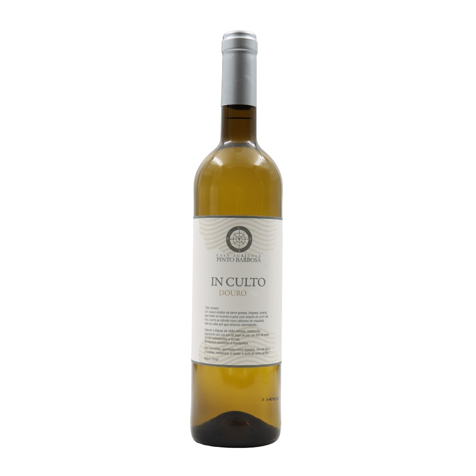 Taça de vinho branco in Culto Branco, produzido pela Casa Agrícola Pinto Barbosa, com destaque na garrafa e rótulo.