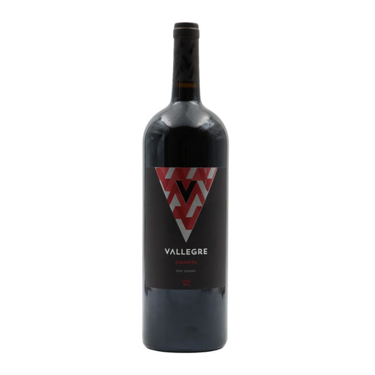 Taça de vinho tinto Vallegre Magnum, garrafa de 2018, destaque para rótulo e cor intensa do vinho.