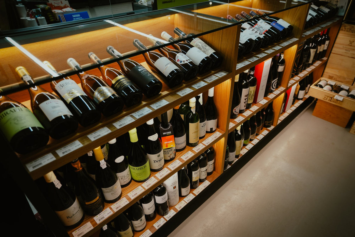 Seleção de vinhos expostos no balcão de madeira