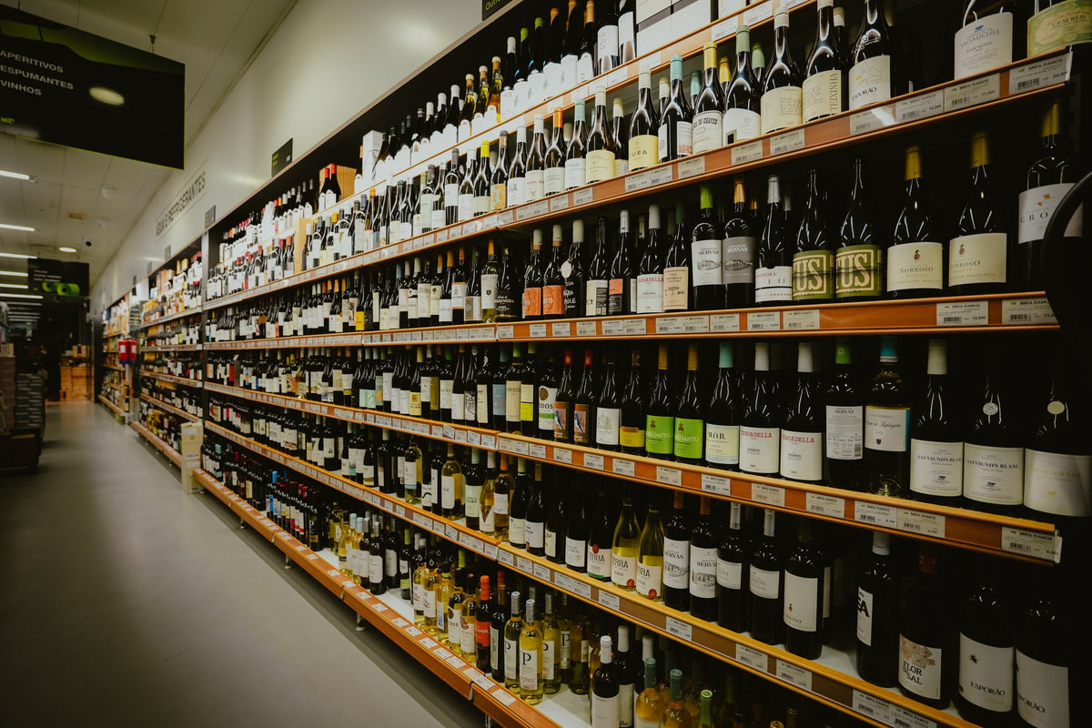Prateleiras com a seleção de vinhos da loja