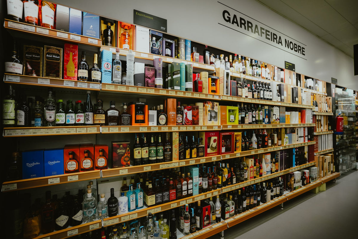 Garrafeira Nobre, com seleção de bebidas espirituosas