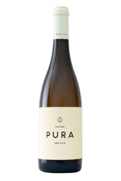 Taça de vinho branco Pura Branco da Marcelo Wines, vinho branco de 2018, com fundo claro e destaque à taça.