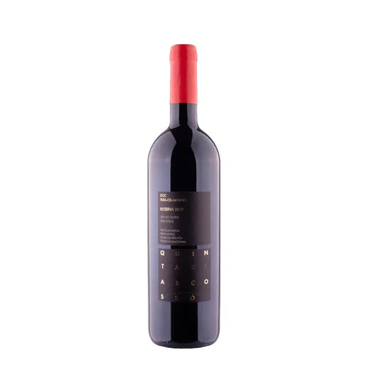 Taça de vinho tinto Quinta Arcossó Reserva, garrafa de vinho tinto Quinta de Arcossó, rótulo e taça em destaque.
