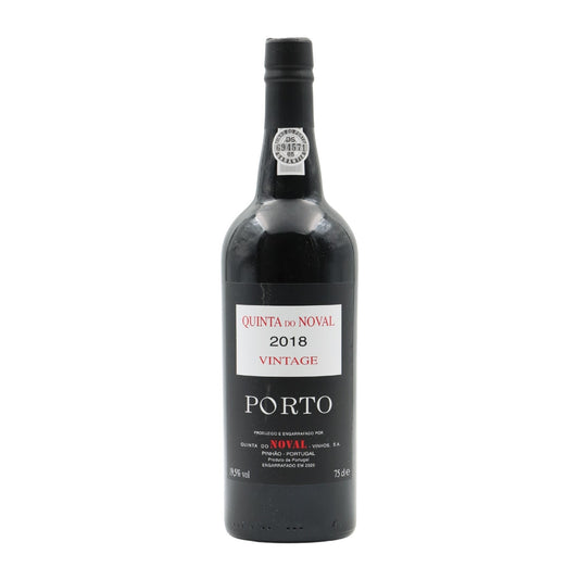 Vinho do Porto Quinta do Noval Vintage 2018 em garrafa, com rótulo tradicional e tampa de metal, em fundo neutro.