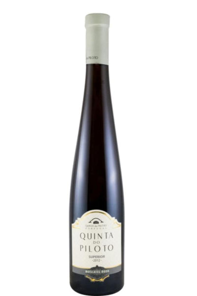 Vinho Quinta do Piloto Moscatel Roxo 2012, garrafa de 50cl, destaque para a cor e o rótulo do vinho de sobremesa.