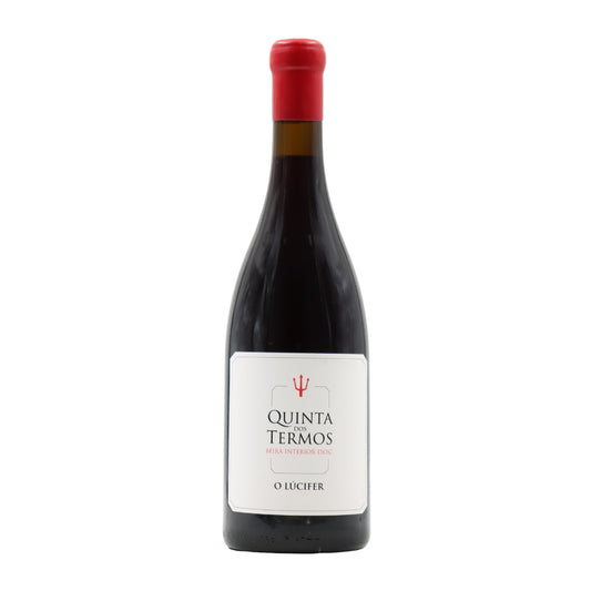 Taça de vinho tinto Quinta dos Termos Lucifer 2021, garrafa de vinho Quinta dos Termos, rótulo e detalhes do vinho vermelho.