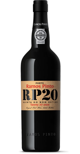 Taça de vinho do Porto Ramos Pinto Tawny 20 Anos, servido em taça, destaque para a cor âmbar e embalagem elegante.