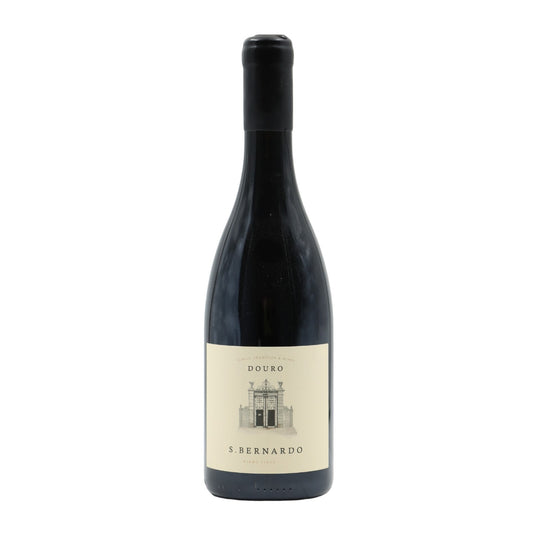 Taça de vinho tinto Quinta de São Bernardo Grande Reserva com garrafa do vinho Quinta de São Bernardo Tinto 2013.