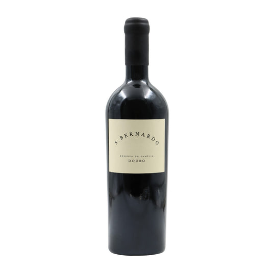 Taça de vinho tinto Quinta de São Bernardo Reserva Família, garrafa de vinho tinto 2013, destaque na imagem.