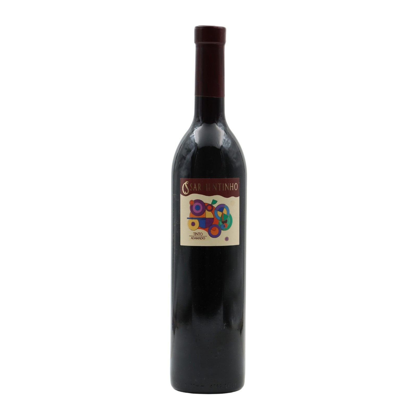 Vinho Sarmentinho Tinto da Casa de Sarmento S.A., copo com vinho tinto frisante e garrafa ao fundo.