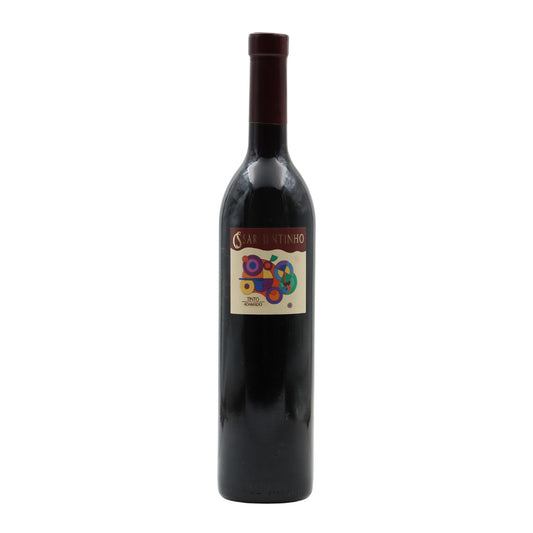Vinho Sarmentinho Tinto da Casa de Sarmento S.A., copo com vinho tinto frisante e garrafa ao fundo.