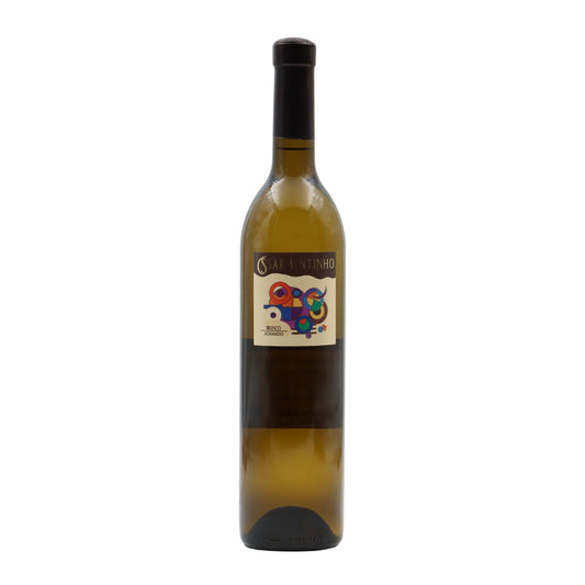 Vinho branco Sarmentinho Frisante da Casa de Sarmento S.A., garrafa com rótulo e tampo, pronto para servir.