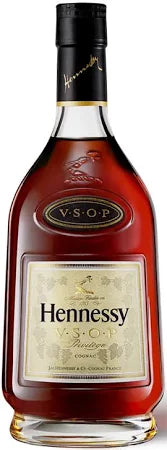 Cognac Hennessy VSOP em garrafa de destilados, com rótulo dourado e design elegante, em fundo neutro.
