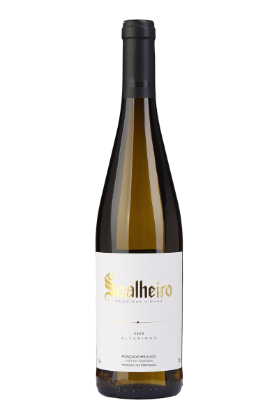 Vinho branco Soalheiro Primeiras Vinhas Alvarinho, garrafa com rótulo, destaque para o rótulo e a cor do vinho no vidro.