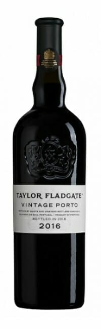 Vinho do Porto Taylor's Vintage 2016 em garrafa, destaque para rótulo e embalagem elegante.