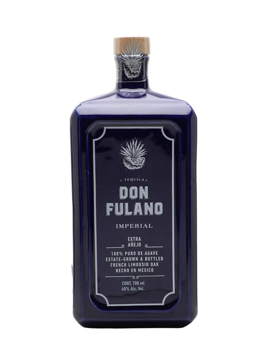 Taça com tequila Don Fulano Imperador envelhecida por 5 anos, destacando cor âmbar e aroma intenso.