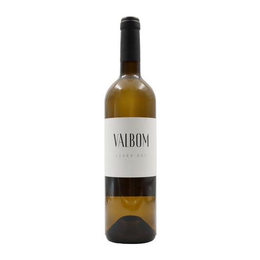 Taça de vinho branco Garrafeira Valbom Branco, com garrafa de vinho branco 2023 ao fundo.