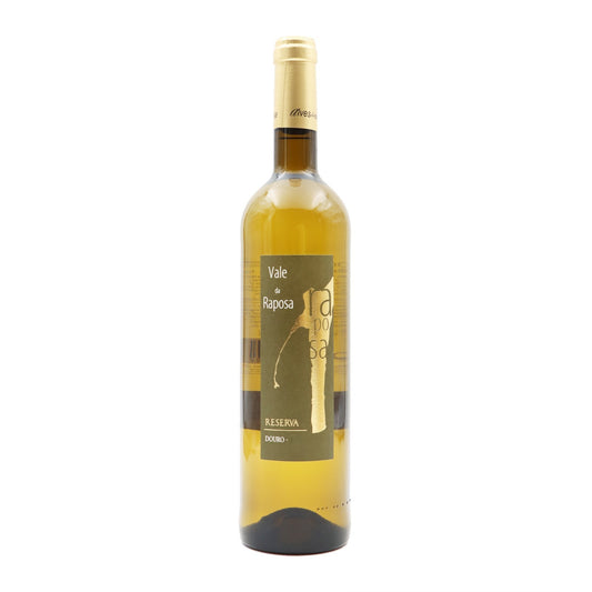 Taça de vinho branco Vale da Raposa Reserva Branco da Alves de Sousa, garrafa de vinho tinto com rótulo elegante.