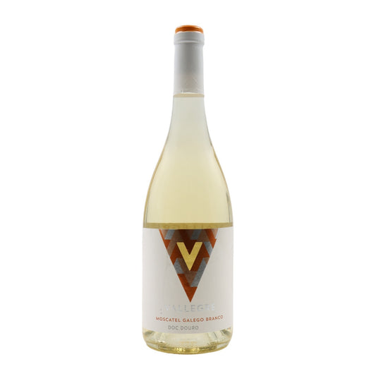 Vinho Vallegre Moscatel Galego branco 2018, garrafa de vinho branco com rótulo branco e detalhes dourados.